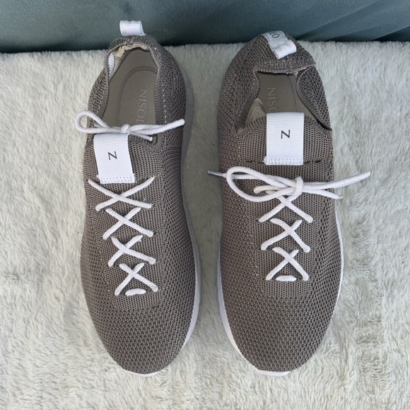NWOT Nisolo Women's Athleisure Eco-Knit Sneaker Grey Size 9.5 **defect** Comfort - Picture 2 of 8